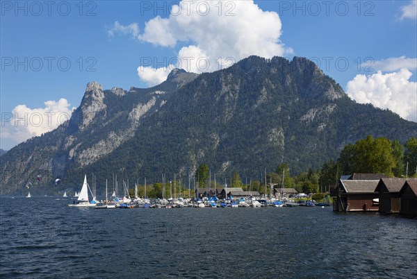 Sailing boats at Lake Lake Traun with Erlakogel