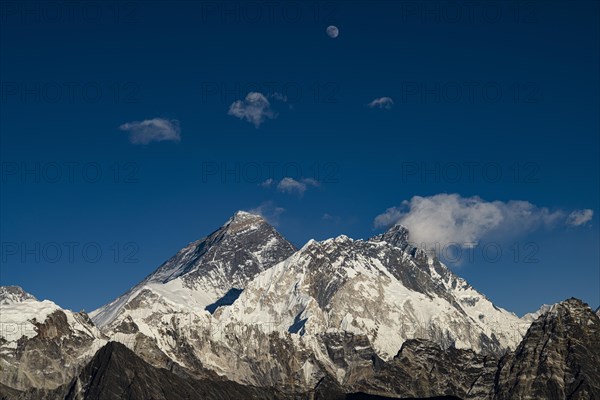 View from Renjo La Pass 5417m to the east on Mount Everest 8848m