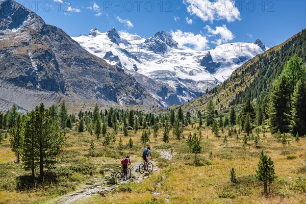 Hiking trail and mountain biking in the Roseg Valley