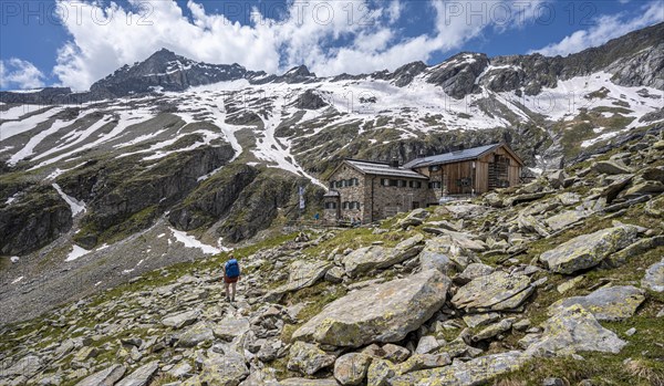 Friesenberghaus in front of snowy mountains