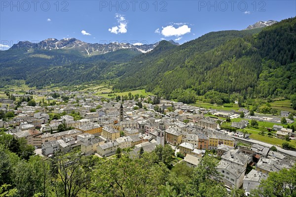 Village view with collegiate church St. Viktor and reformed church in front of mountain scenery