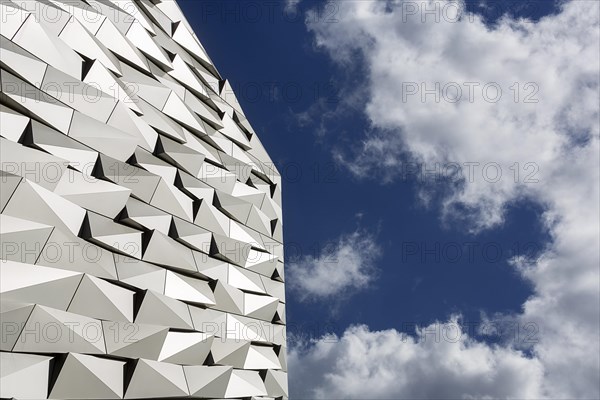 Glossy facade with various reflective aluminium panels