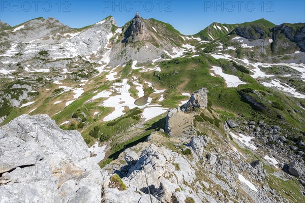 View of the Seekarlspitze and Rosskopf mountains