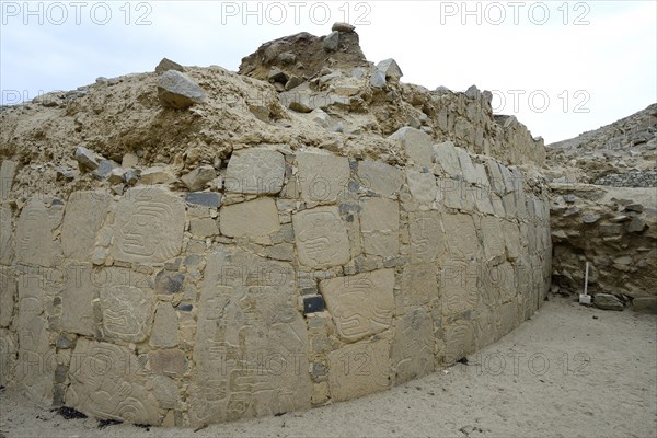 Wall with depictions of warriors and heads