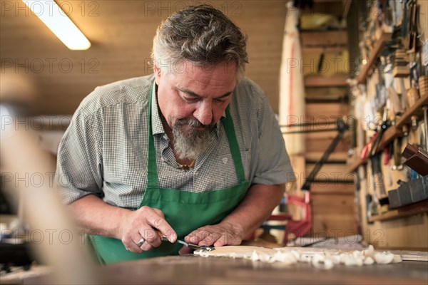 Work on the lid of the instrument