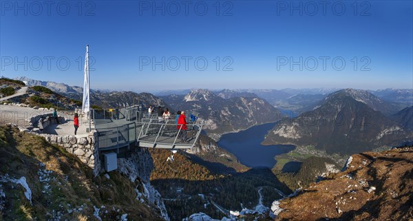 Five Fingers viewpoint with a view of Hallstaettersee