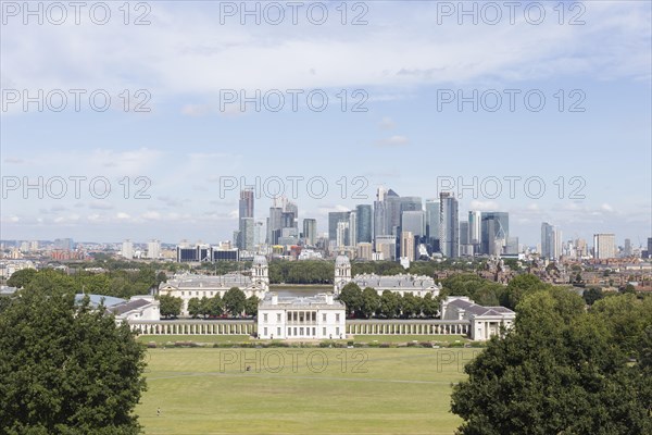 Blick von Greenwich ueber das Queens House Royal Naval College und Canary Wharf