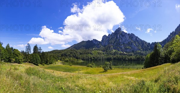 Laudachsee with view to the Katzenstein on the Gruenberg