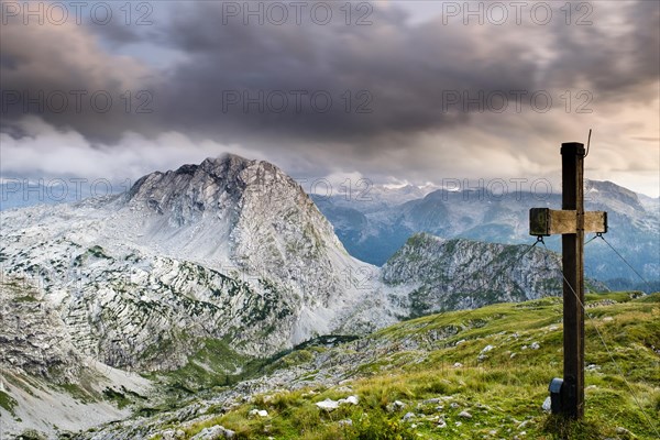 Summit cross of Fagstein with view of Kahlersberg