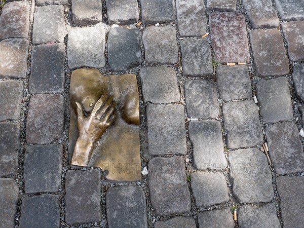 Sculpture between cobblestones in the Oudekerksplein