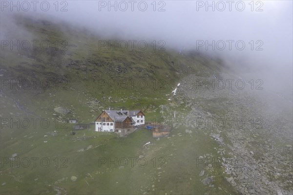 Furtschaglhaus bei Nebel