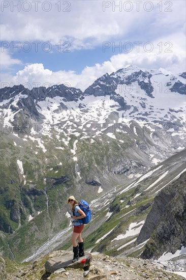 Hiker on the descent from the Moerchnerscharte to the Floitengrund