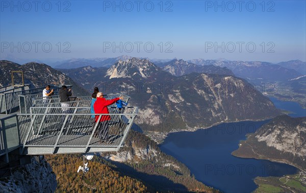 Five Fingers viewpoint with a view of Hallstaettersee