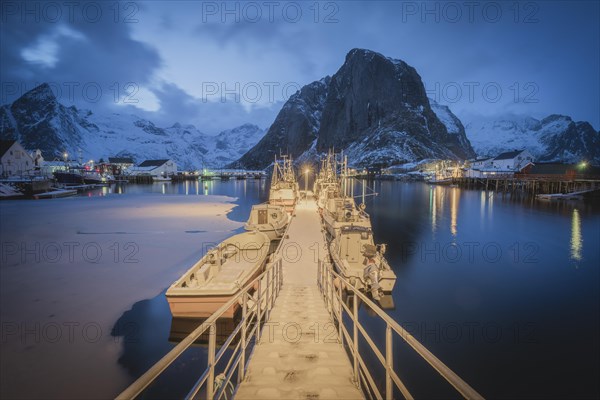 Illuminated landing stage