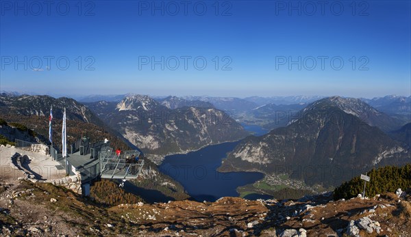 Five Fingers viewpoint with a view of Hallstaettersee