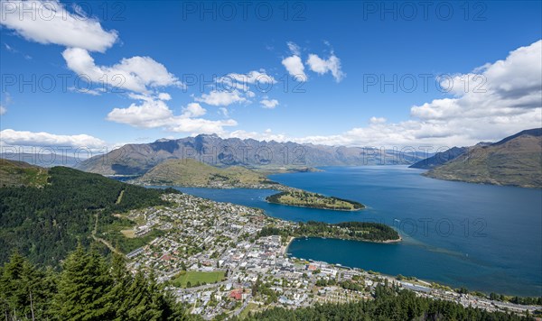 View of Lake Wakatipu and Queenstown