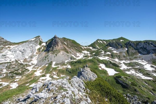 View of the Seekarlspitze and Rosskopf mountains