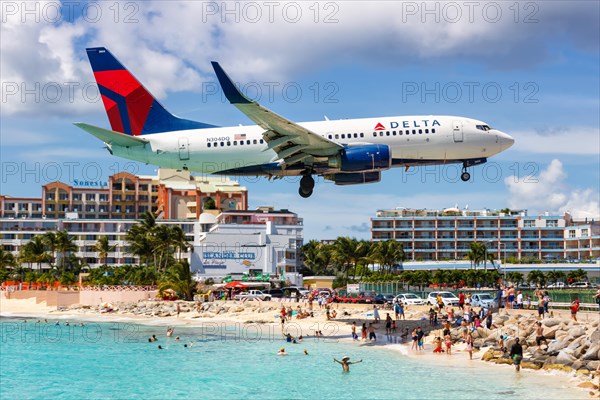 A Boeing 737-700 of Delta Air Lines with the registration number N304DQ at St