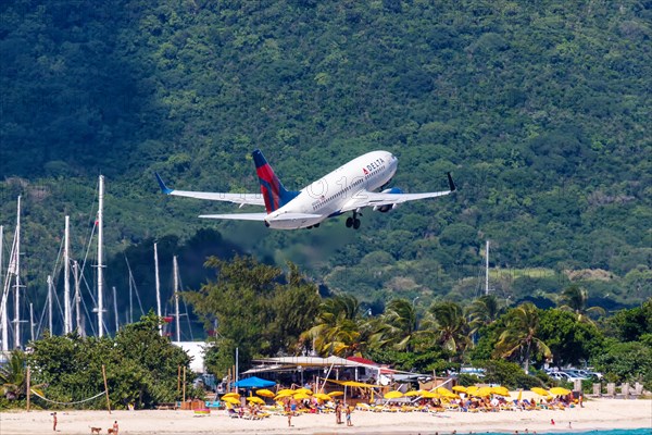 A Boeing 737-700 of Delta Air Lines with the registration number N304DQ at St