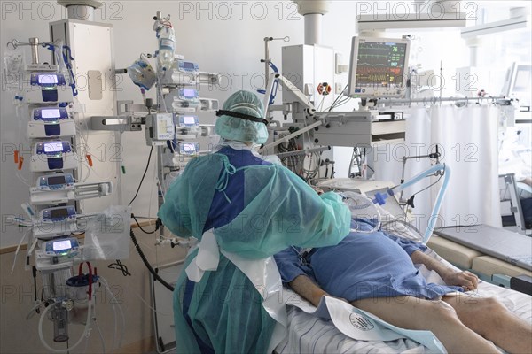 Treatment of a patient in intensive care unit for Covid patients