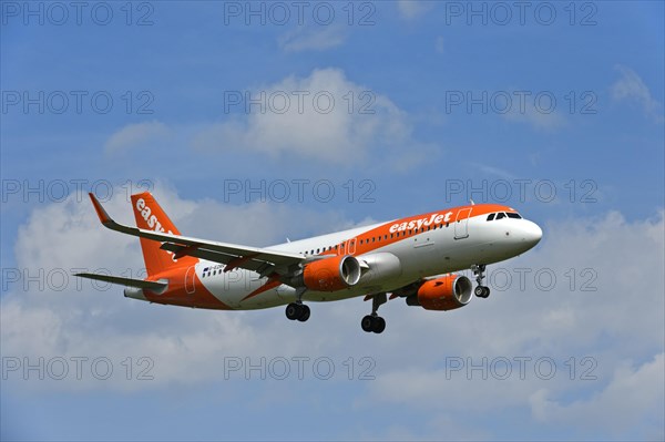 Airbus A320-214 of the airline easyJet on approach to Geneva