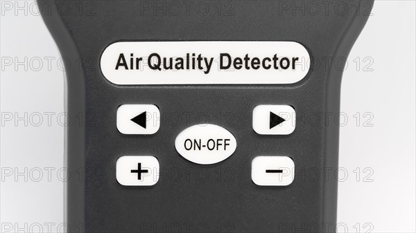 Measuring device for checking the quality of indoor air in offices