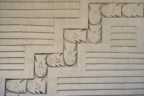 Relief with fishes on the wall of mud brick