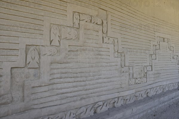 Relief with fishes on the wall of mud brick