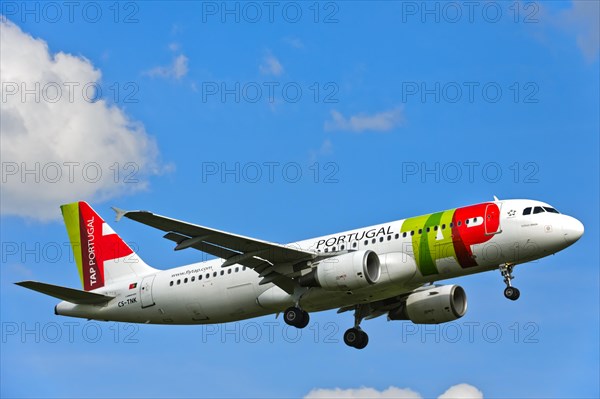 Airbus A320-214 of the airline TAP Air Portugal on approach to Geneva Airport