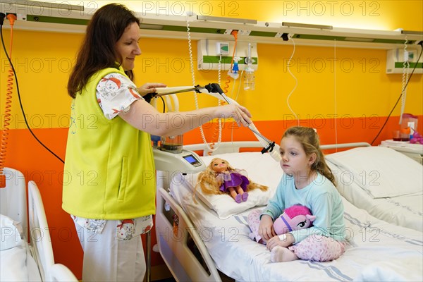 Treatment of a paediatric patient in a paediatric ward in a hospital by inhalation