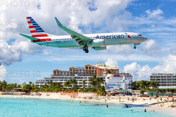 A Boeing 737-800 of American Airlines with the registration number N895NN at St