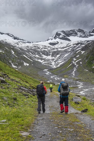 Wanderer im Tal bei schlechtem Wetter