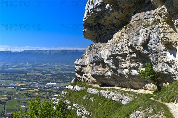 Narrow balcony path La Corraterie with panoramic view of the Geneva basin