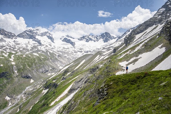 Hiker on the descent from the Moerchnerscharte to the Greizer Hut