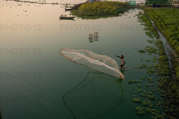 Fishermen on Taung Tha Man Lake throw out a fishing net for sunrise