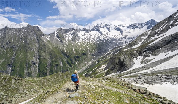 Hiker on the descent from the Moerchnerscharte to Floitengrund