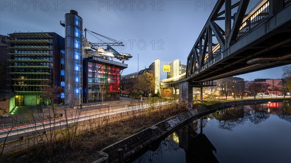 Night-time traffic at the illuminated technology museum at Gleisdreieck