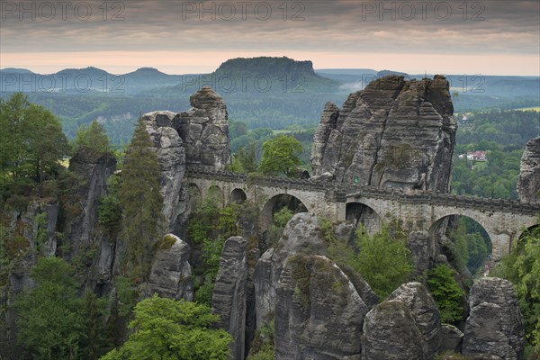 Bastion with Wehlnadel and Wehlgrund to the Lilienstein at sunrise