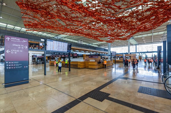 Trial operation in the departure hall in Terminal 1 of the new Berlin Airport BER