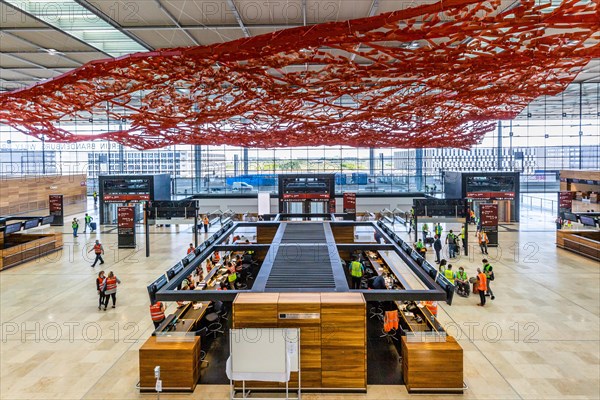 Trial operation in the departure hall in Terminal 1 of the new Berlin Airport BER