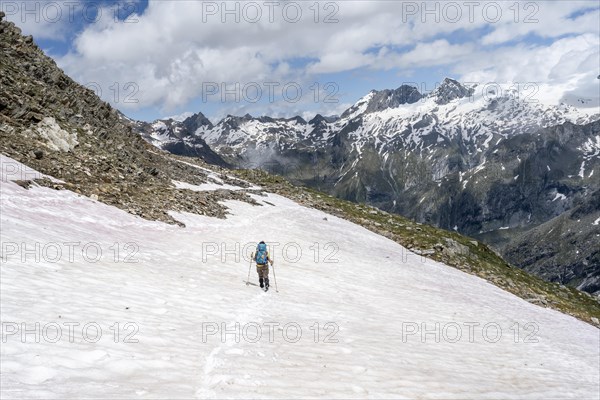 Hiker on the descent from Schoenbichler Horn to the Berliner Hut