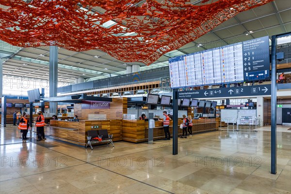 Trial operation in the departure hall in Terminal 1 of the new Berlin Airport BER