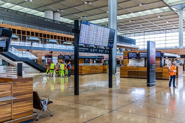 Trial operation in the departure hall in Terminal 1 of the new Berlin Airport BER