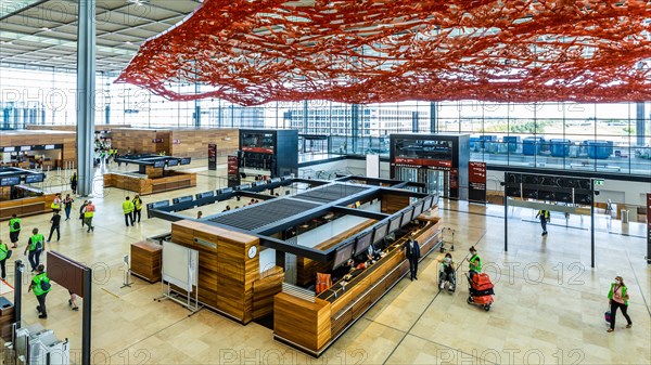 Trial operation in the departure hall in Terminal 1 of the new Berlin Airport BER