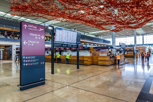 Trial operation in the departure hall in Terminal 1 of the new Berlin Airport BER