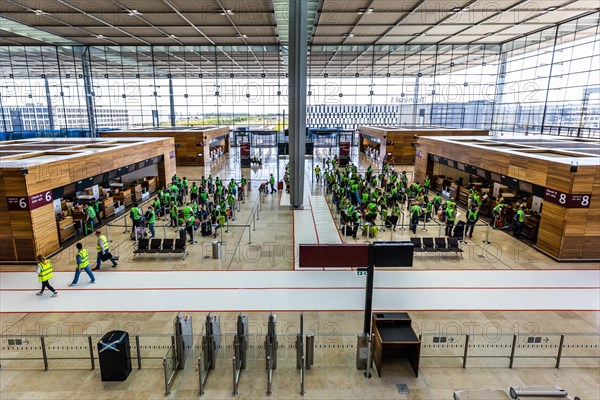 Trial operation in the departure hall in Terminal 1 of the new Berlin Airport BER