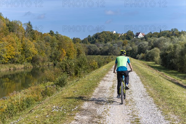 Cycle cyclists on the cycle path on the Isar canal dam