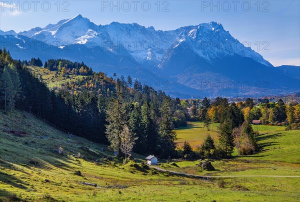 Autumn landscape on the Philosophenweg with Zugspitze group