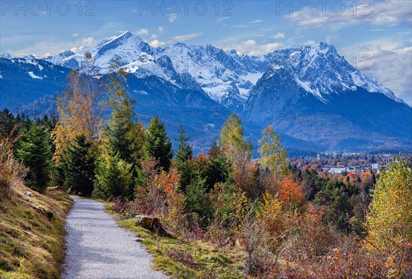 Autumn landscape on the Philosophenweg with Zugspitze group