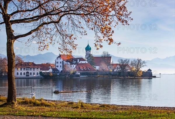 Peninsula with the parish church of St. George in front of the Alps